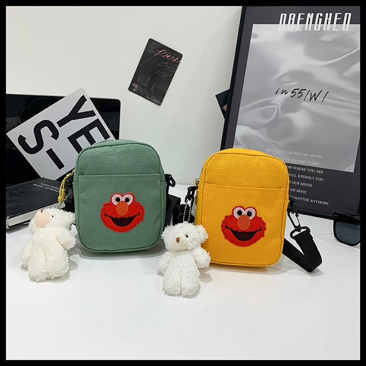 A new 2024 stylish and versatile single-shoulder crossbody bag with a large capacity. A cool and trendy Sesame Street sports bag for women on the street Specification drawing
