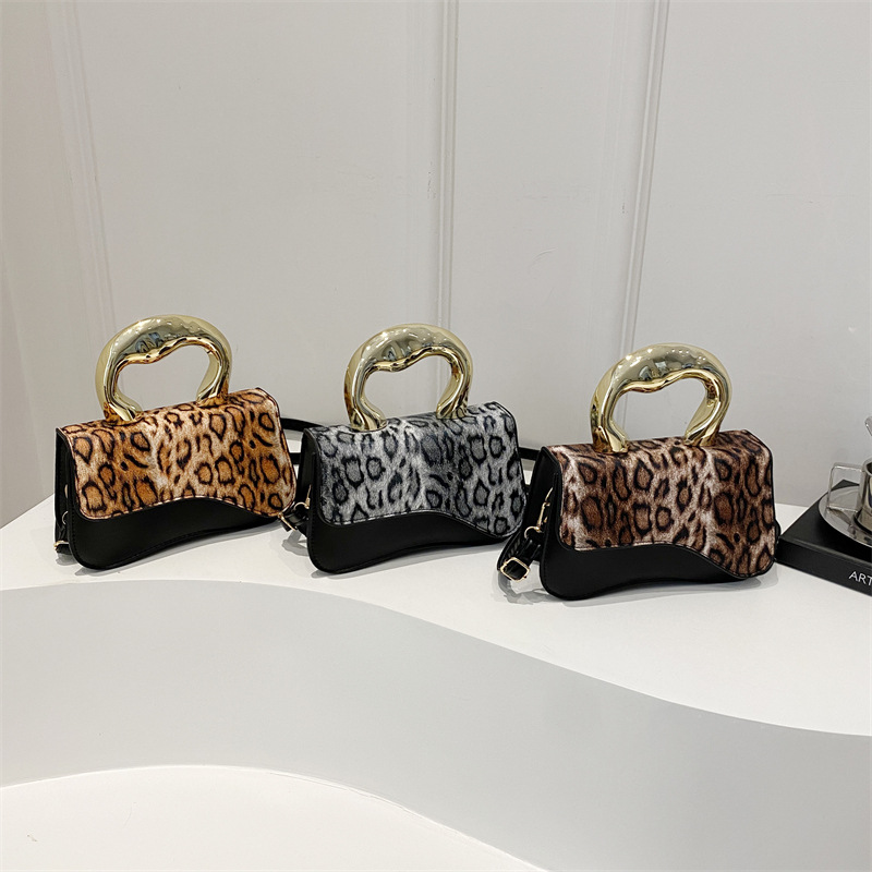 2024 New European and American fashion leopard print crossbody bag, unique, trendy, retro texture hand-held small square bag, hot girl bag Application Scenario