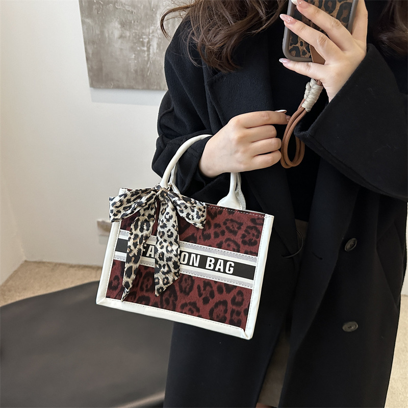 Cross-border women's winter hand-held large-capacity, high-quality women's bag, leopard print hand-held tote bag, high-end underarm women's bag details Picture