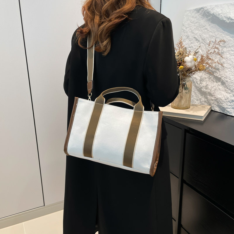 2024 Autumn New style fashionable canvas bag, Korean style Instagram large-capacity handbag, women's commuting single-shoulder crossbody tote bag details Picture