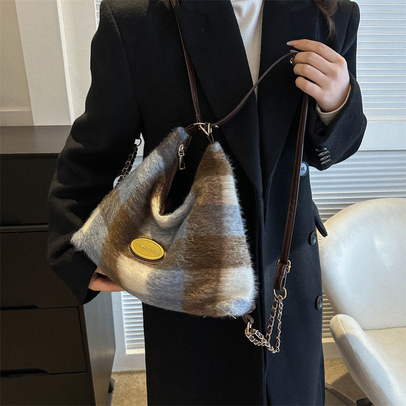 Large-capacity checkered backpack, versatile new shoulder bag, high-end, simple and niche casual tote bag handbag full figure