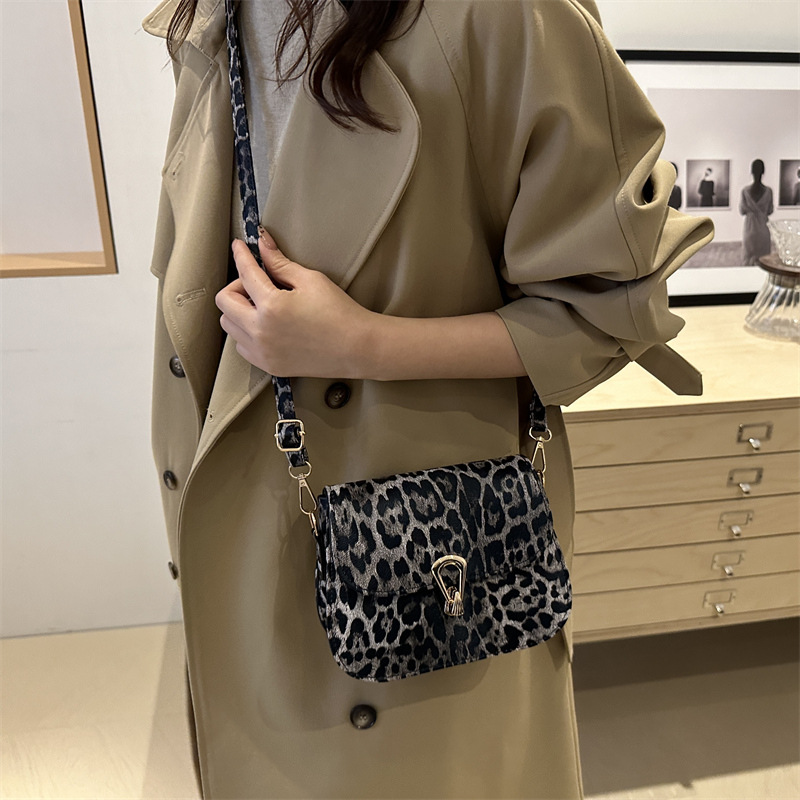 A retro and casual European and American fashion and individuality handbag, a new 2024 trendy leopard print single-shoulder crossbody small square bag details Picture