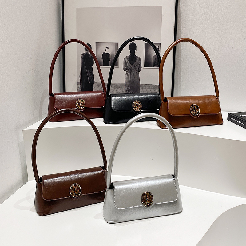 A new French retro and niche women's simple underarm bag for autumn and winter 2024, a fashionable and trendy casual commuting baguette bag Application Scenario