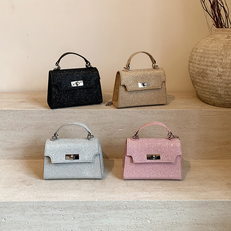 The cross-border hand-held Kelly bag is a new, laid-back, niche and fashionable crossbody bag for ladies. It is a versatile single-shoulder bag Application Scenario
