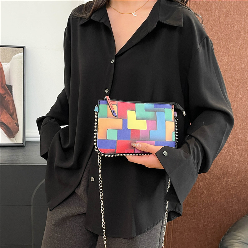 The checkered stylish handbag is a new, simple and fashionable underarm bag for women in 2025. It is a casual, color-blocking single-shoulder small square bag Specification drawing