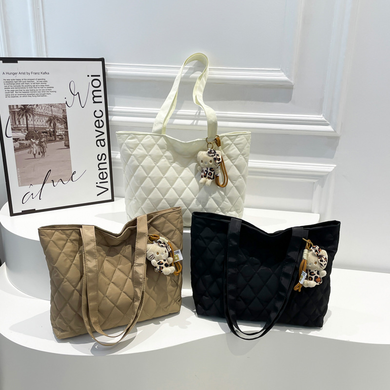 Casual diamond-shaped large-capacity bag for women, new winter 2024, trendy and stylish tote commuter bag for college students, single-shoulder bag Application Scenario