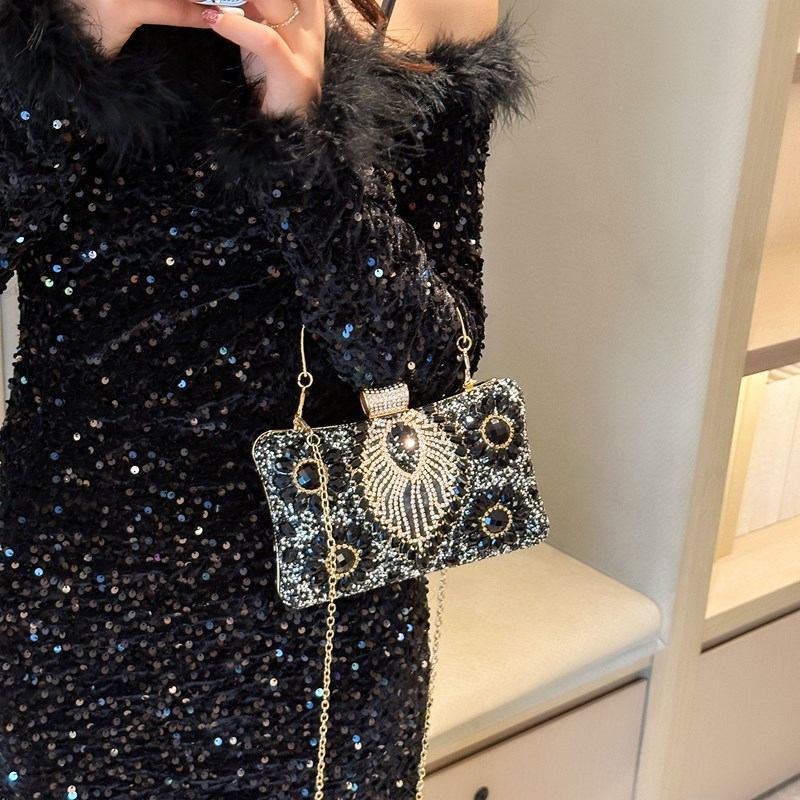 Lady Heavy Industry diamond-encrusted dinner bag, black gemstone diamond-encrusted handbag for women, pearl rhinestone handbag, cheongsam for women Application Scenario