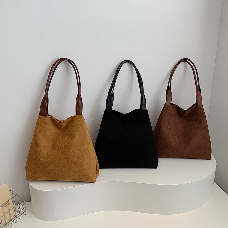 Commuting retro large-capacity suede bag for women, 2024 new winter single-shoulder bag, college student tote bag for class Application Scenario