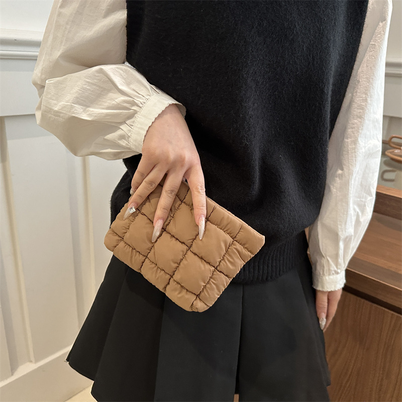 A simple and trendy embroidered checkered 2025 new solid-color makeup bag, a casual, high-end and niche InS-style hand-held bag Specification drawing