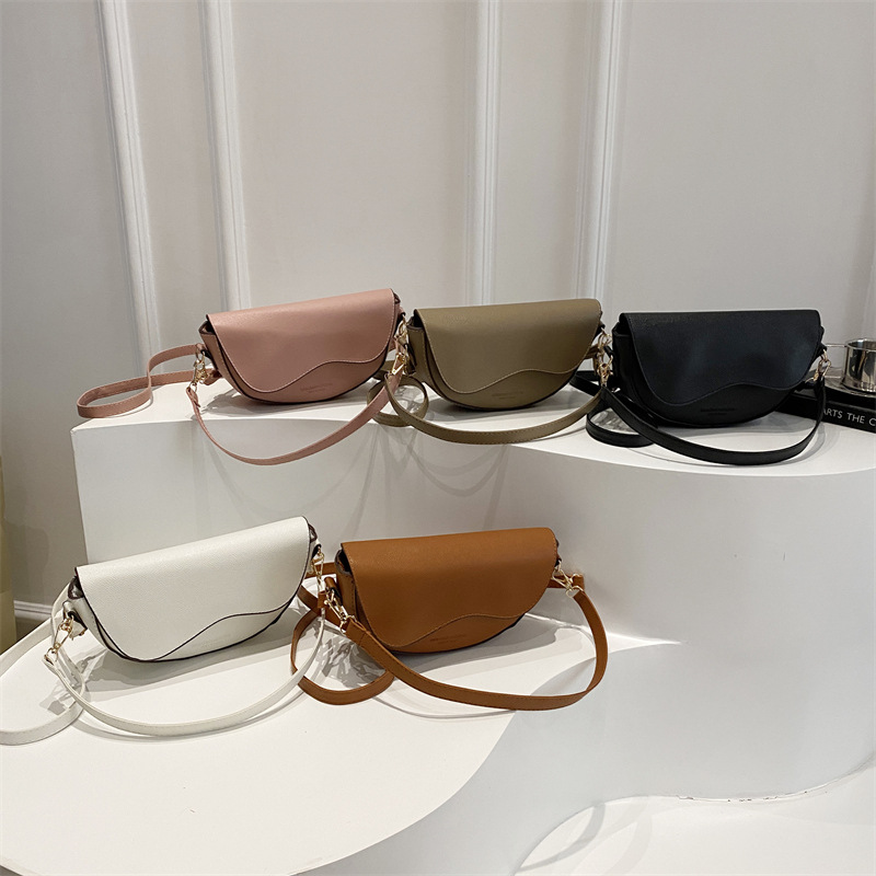 Retro texture small bag for ladies, 2025 new style, trendy and versatile crossbody bag, fashionable single-shoulder underarm bag, saddle bag Application Scenario