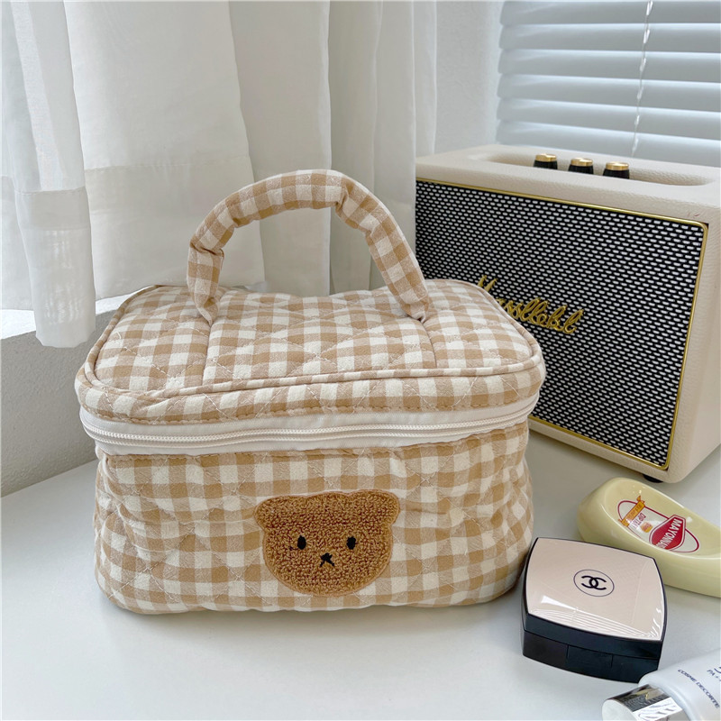 Cute cartoon bear makeup bag, large-capacity portable toiletry bag, travel storage bag, and niche skin care product storage bag Specification drawing