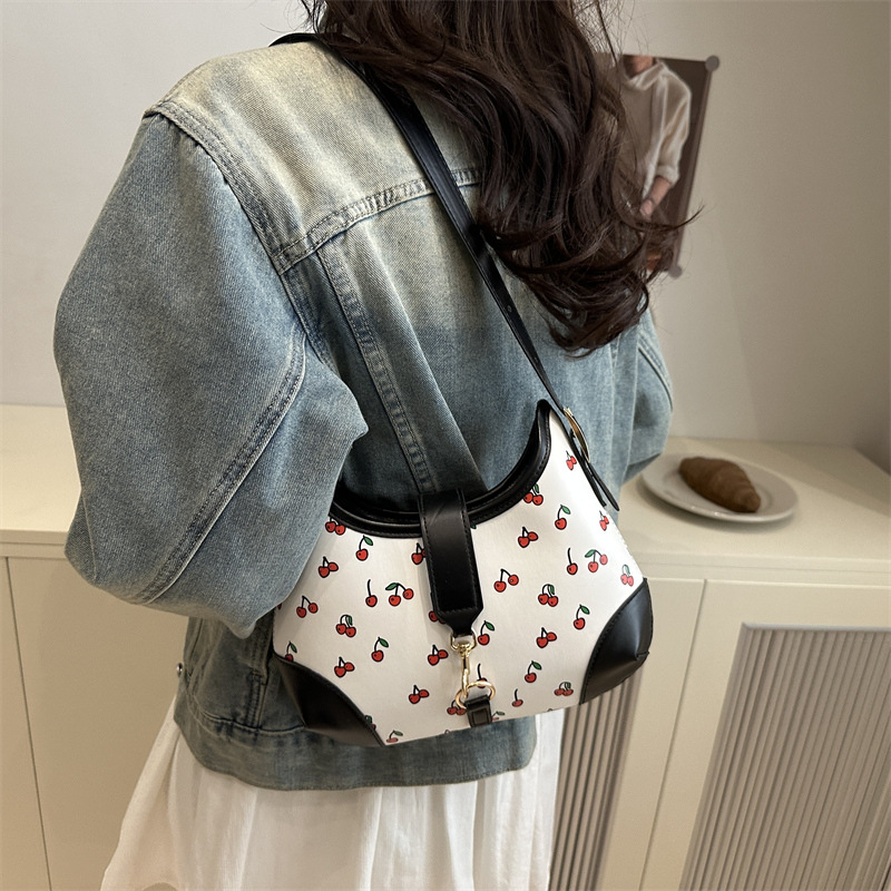 Simple and large-capacity crossbody bag for women 2025 new style, versatile strawberry print single-shoulder underarm bag, small square bag Specification drawing