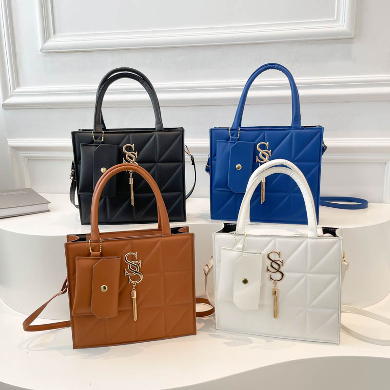 This is a trendy and niche design crossbody bag for women, a new autumn 2024 collection that exudes a simple and elegant style. It is a small square hand-held shoulder bag Application Scenario