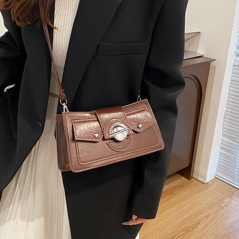 The new 2024 autumn collection of stylish and chic ladies' single-shoulder bag, a simple, trendy and individualistic small square crossbody bag details Picture