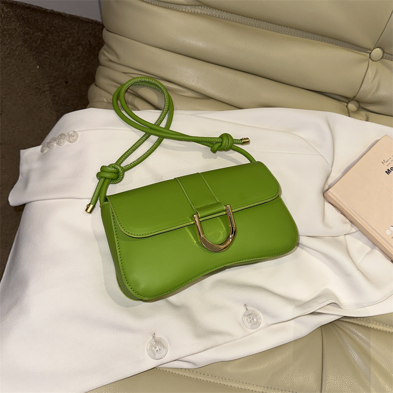 Trendy, stylish and unique French underarm bag 2023 new style, simple and fashionable single-shoulder crossbody women's bag, elegant small square bag full figure