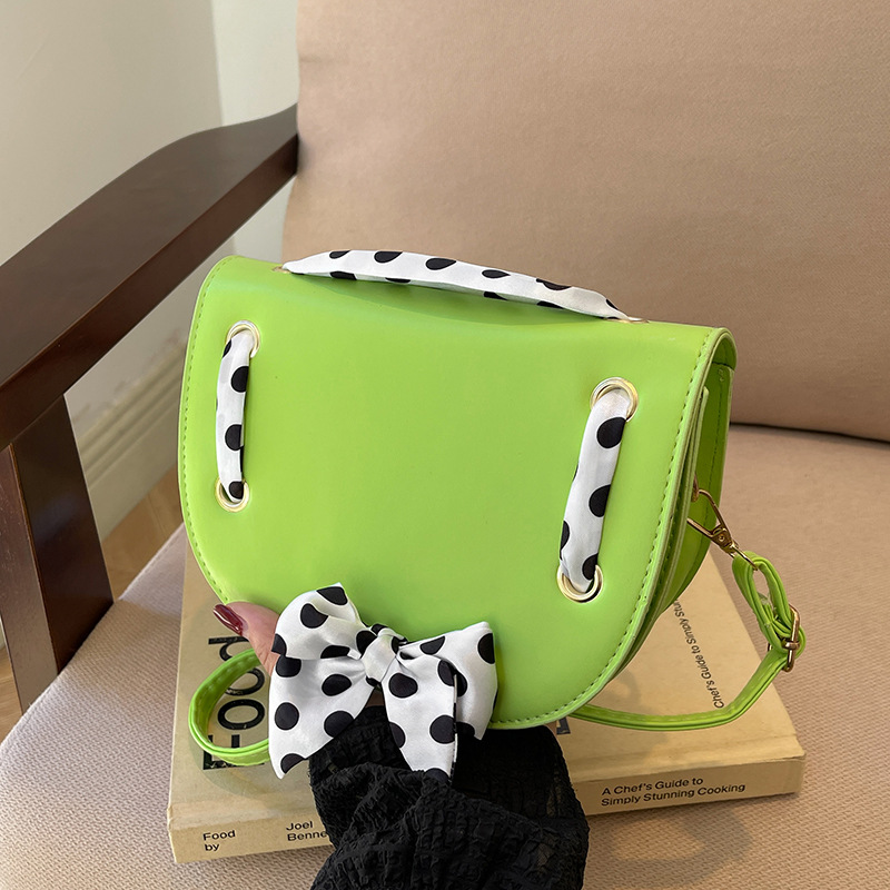 The new 2024 elegant, simple and stylish single-shoulder crossbody women's bag features a niche design for commuting, fashionable and individual saddle bags full figure