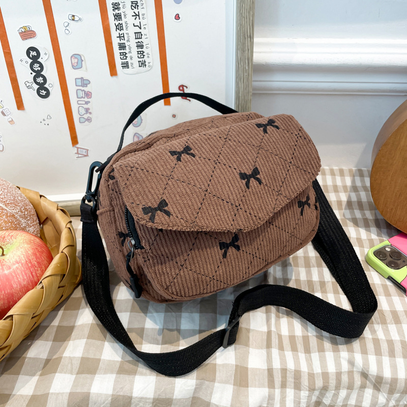 Sweet bow check single-shoulder armpit crescent bag 2025 Summer New simple and casual large capacity handbag Application Scenario