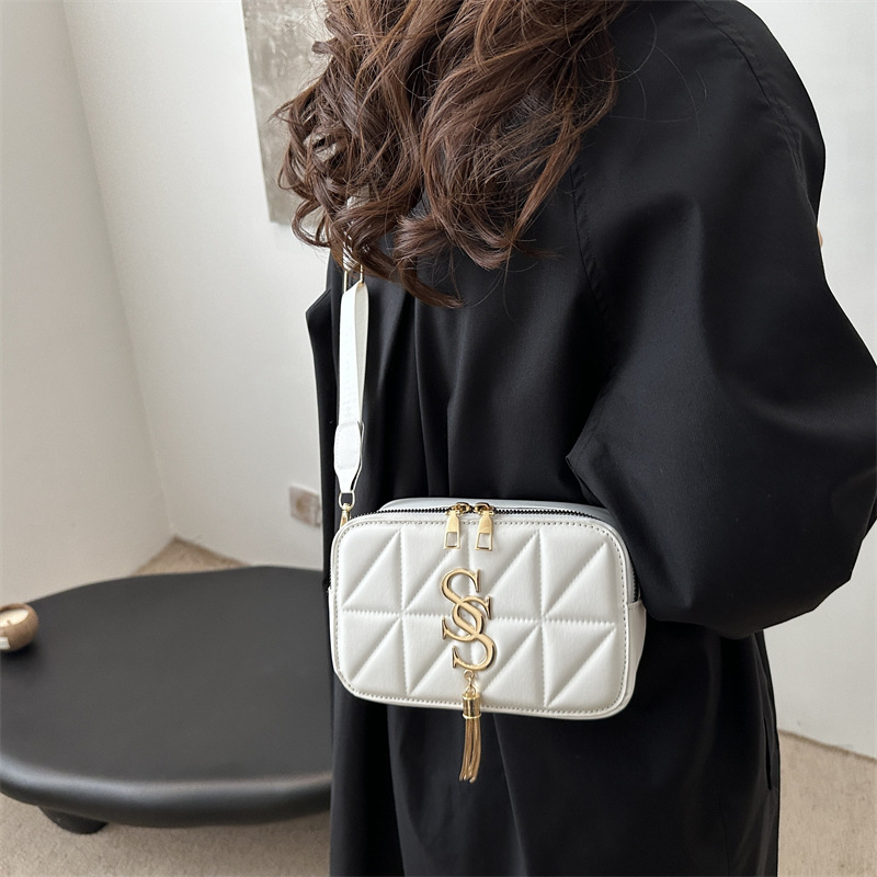 The letter stylish and trendy crossbody bag with diamond-shaped embroidery thread is simple and fashionable. 2024 new single-shoulder women's small square bag Specification drawing