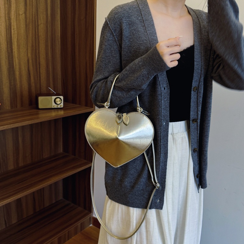The 2024 new love bag is a popular online item, a high-end single-shoulder crossbody red wedding banquet bag for women, the same style as celebrities Specification drawing