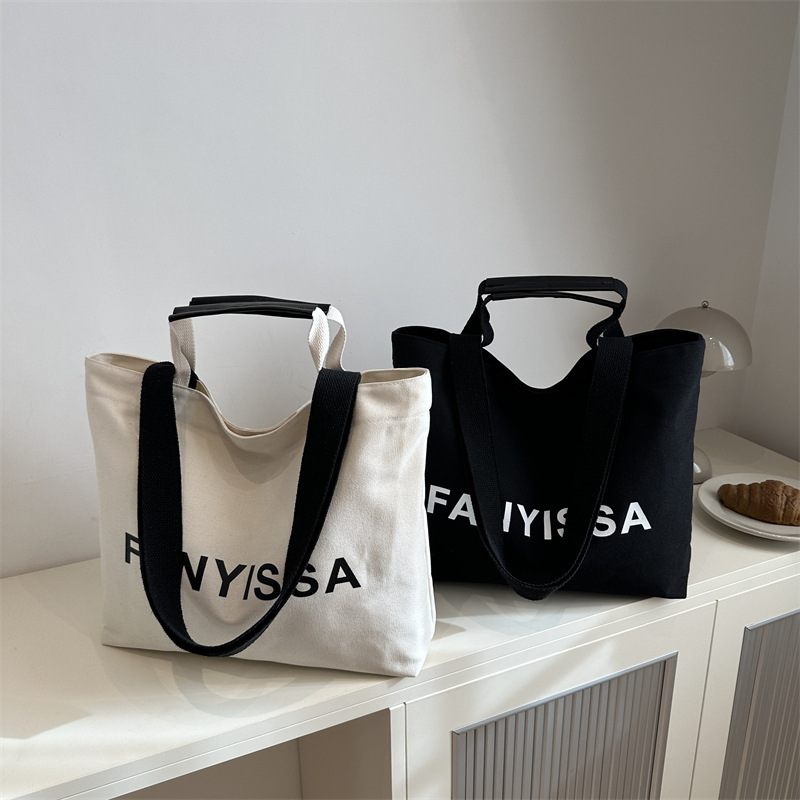 Commuting retro large-capacity letter bag for women, 2024 new winter single-shoulder bag, college student class tote bag Application Scenario