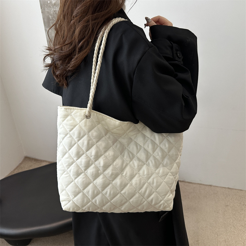 Winter cotton-padded bag for women 2024 New large-capacity diamond-shaped nylon bag, simple and casual commuting single-shoulder tote bag details Picture