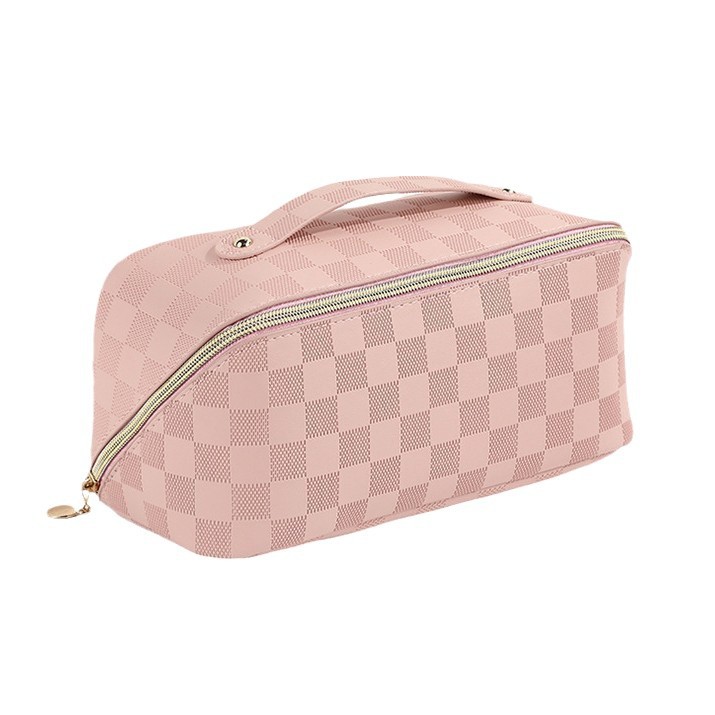 This is a simple checkered handbag made of PU leather for women. It is portable and has a high-end feel. It is waterproof and has a large capacity for travel, toiletry and storage Item Picture