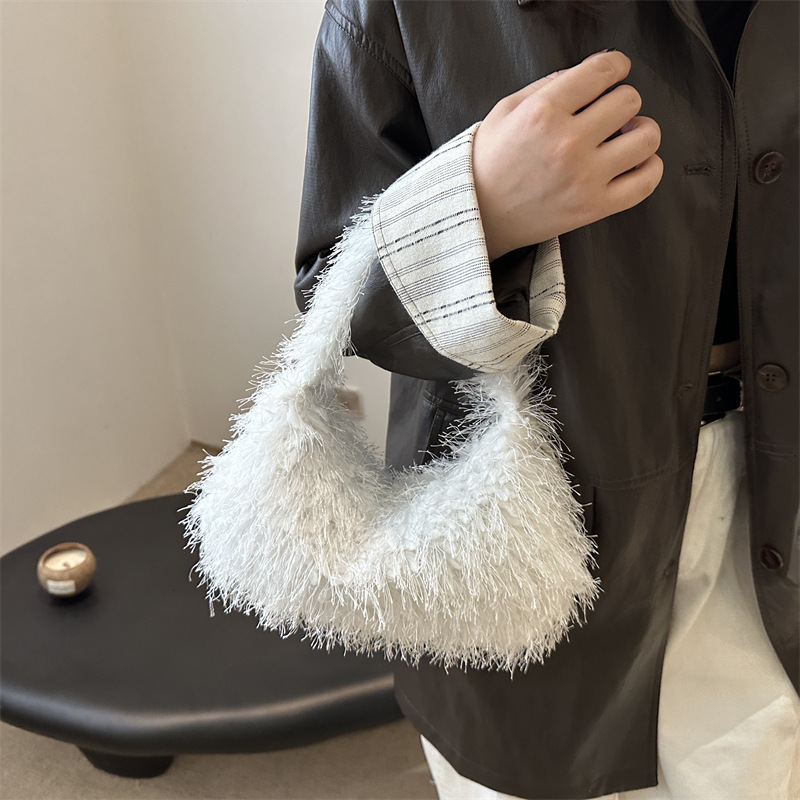 A new autumn and winter plush handbag from Europe, America, Japan and South Korea in candy color, cute and fashionable. It is a cotton candy hand-held armpit bag details Picture