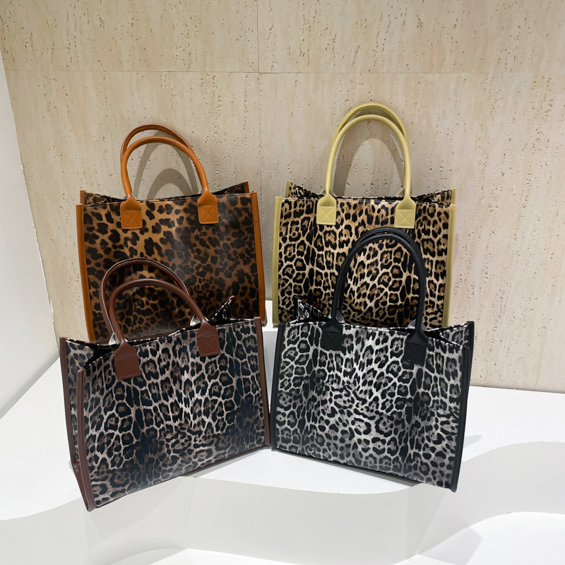 A versatile leopard print single-shoulder underarm bag and a large-capacity commuter tote handbag for women in winter 2024 Application Scenario