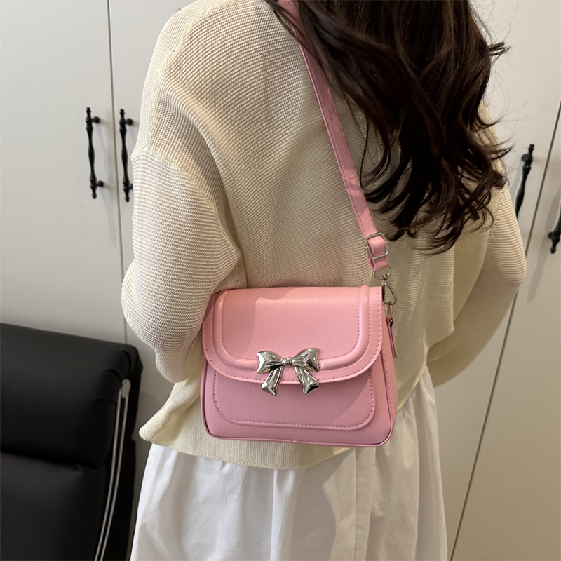 A high-end, stylish and stylish small bag for women, a new 2025 trendy and versatile crossbody bag, a fashionable commuting small square bag Specification drawing