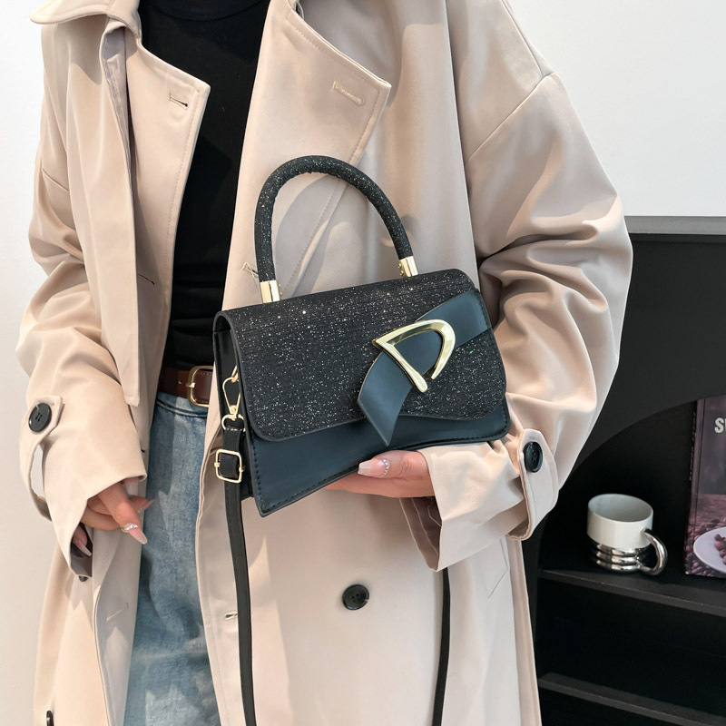 Korean style bag, fashionable and casual hand-held small bag for women, new 2025, simple and textured small square bag, stylish women's bag details Picture