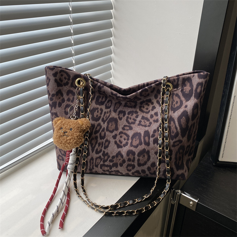 Retro matte large-capacity leopard print bag for women, 2024 new winter crossbody bag, single-shoulder commuter tote bag full figure