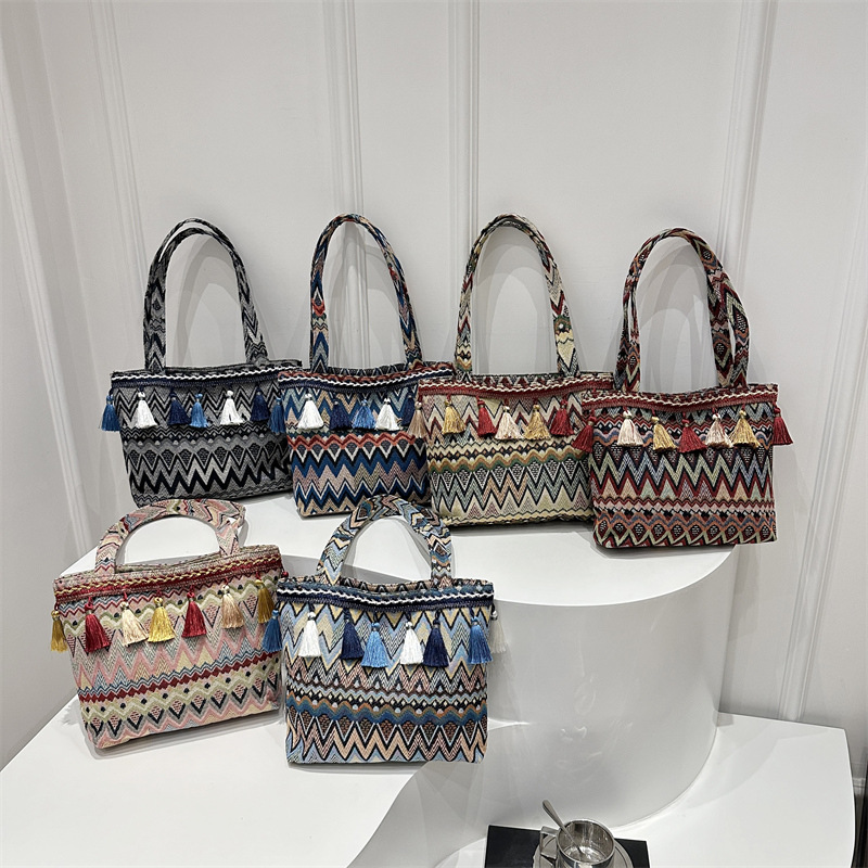 Ethnic style Suzhou Large capacity Tote Bag 2024 New style trendy, individual and fashionable woven casual single-shoulder handbag Application Scenario