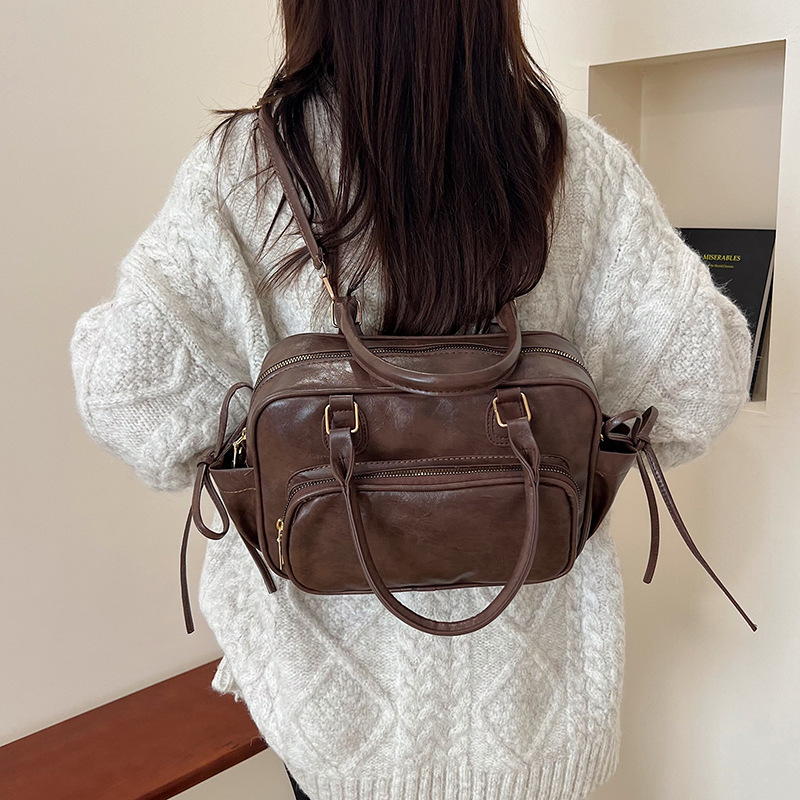 A niche design bag, a new 2024 fashionable casual backpack for women, a Korean-style retro commuter crossbody bag Specification drawing