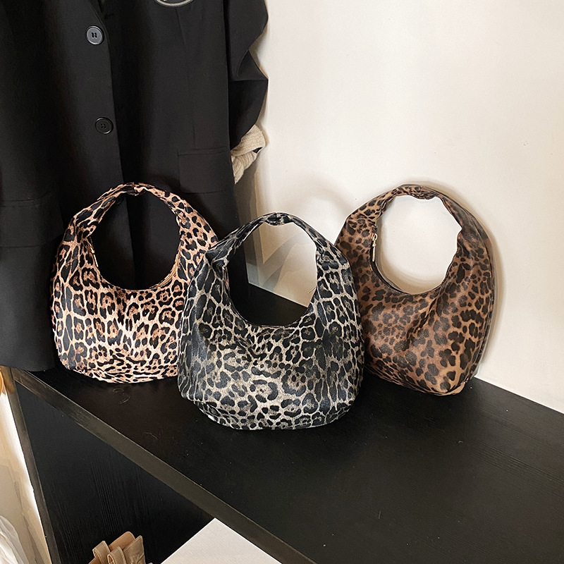 Cross-border retro style leopard print handbag 2025 Spring New style, fashionable and versatile, casual commuting handbag for women Application Scenario