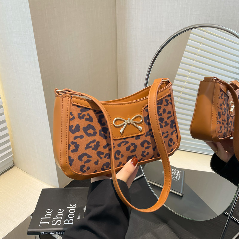 High-quality and fashionable bow hand-held small square bag for women, 2025 new commuter single-shoulder bag, crocodile pattern underarm bag full figure