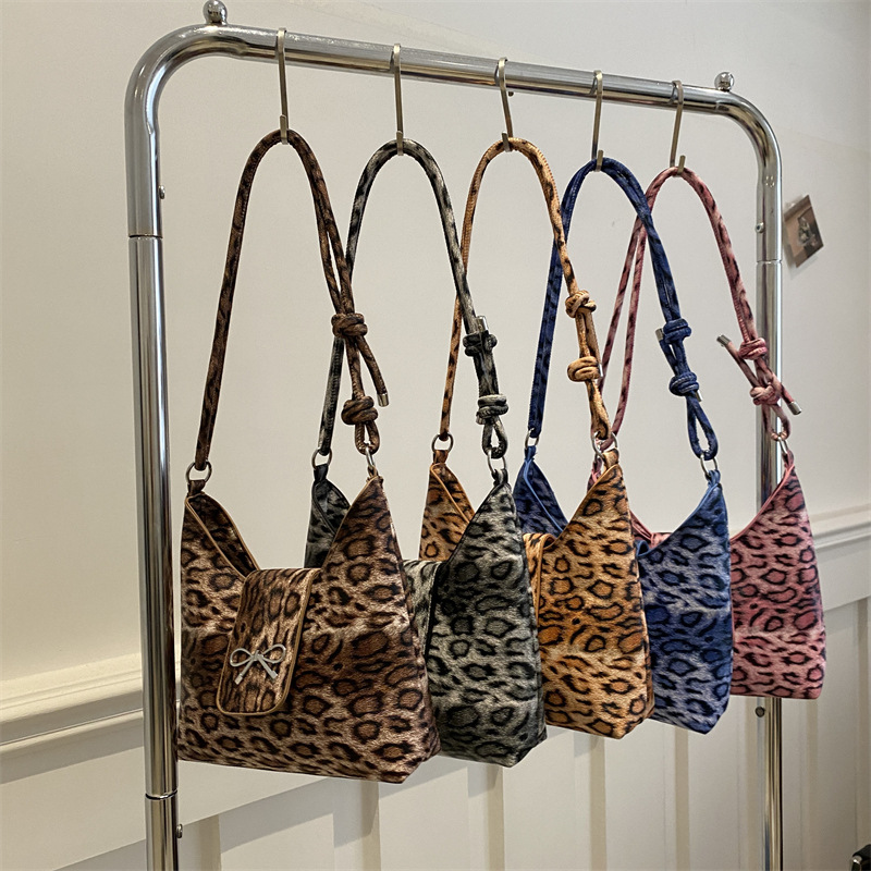 This year, the leopard print bucket bag is in fashion. It's a new high-capacity, versatile single-shoulder crossbody bag for women in 2024 Application Scenario