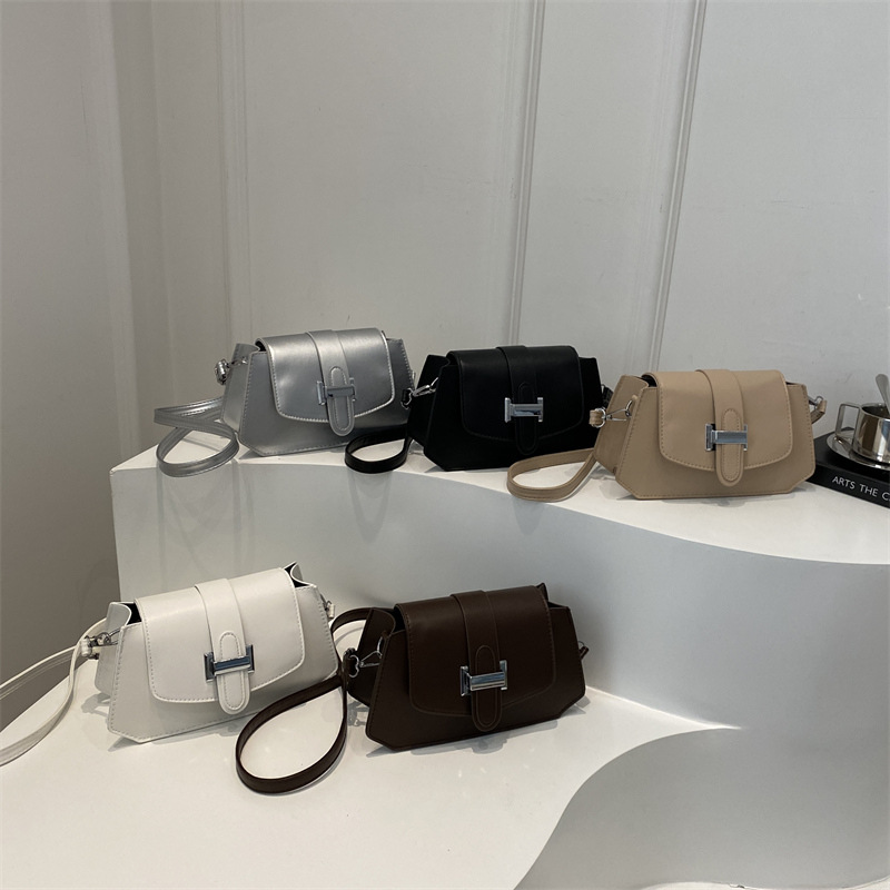 A retro and casual European and American fashion and individuality handbag, a new 2024 commuter trend single-shoulder crossbody small square bag Application Scenario