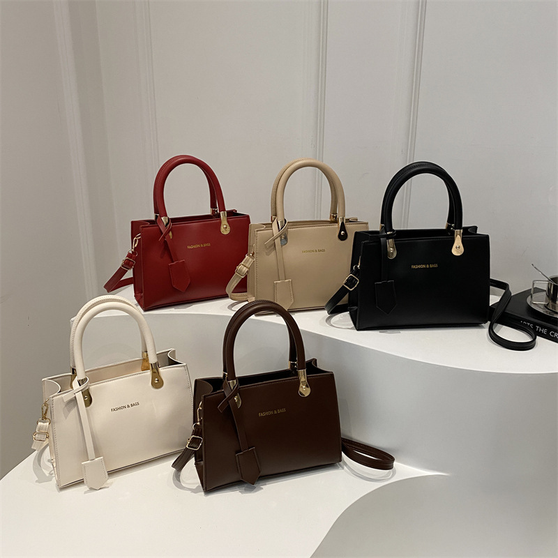 This year's popular handbag is the new autumn/winter 2024 stylish single-shoulder small square bag for ladies. It's a versatile commuting crossbody bag Application Scenario