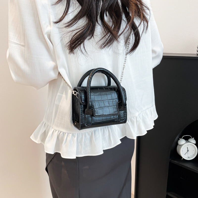 This is a trendy and stylish single-shoulder small square bag for women in 2025. It's a solid color crossbody bag details Picture