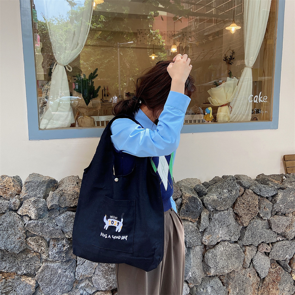 13172 ins embroidered cat student vest bag, single-shoulder handbag, shopping canvas bag, large capacity casual bag Application Scenario