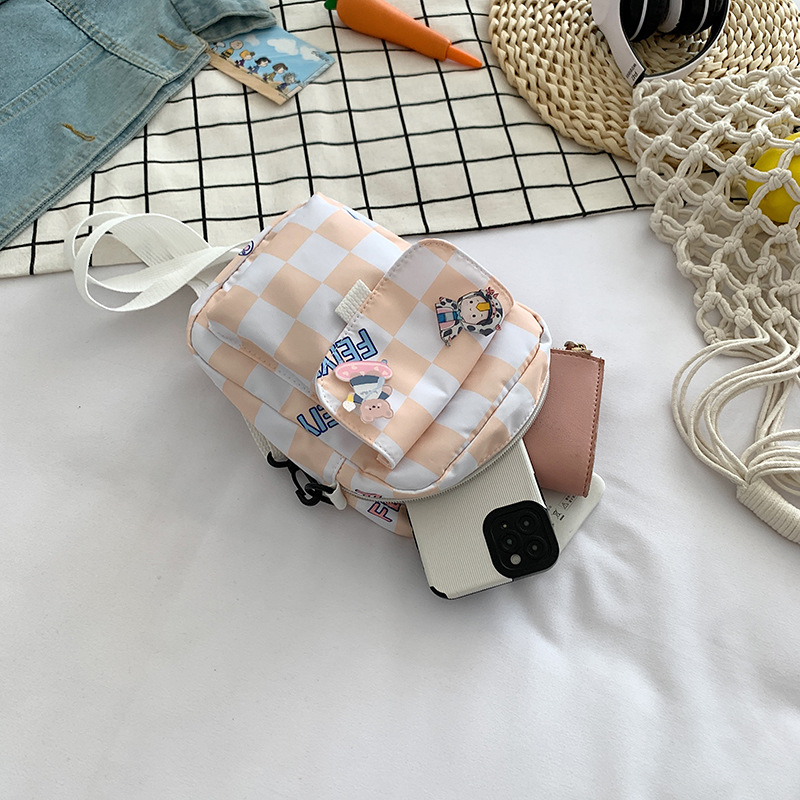 Wholesale of 2022 new style fresh and clean crossbody nylon small square bag ins Korean version large capacity single-shoulder checkered mobile phone bag Application Scenario