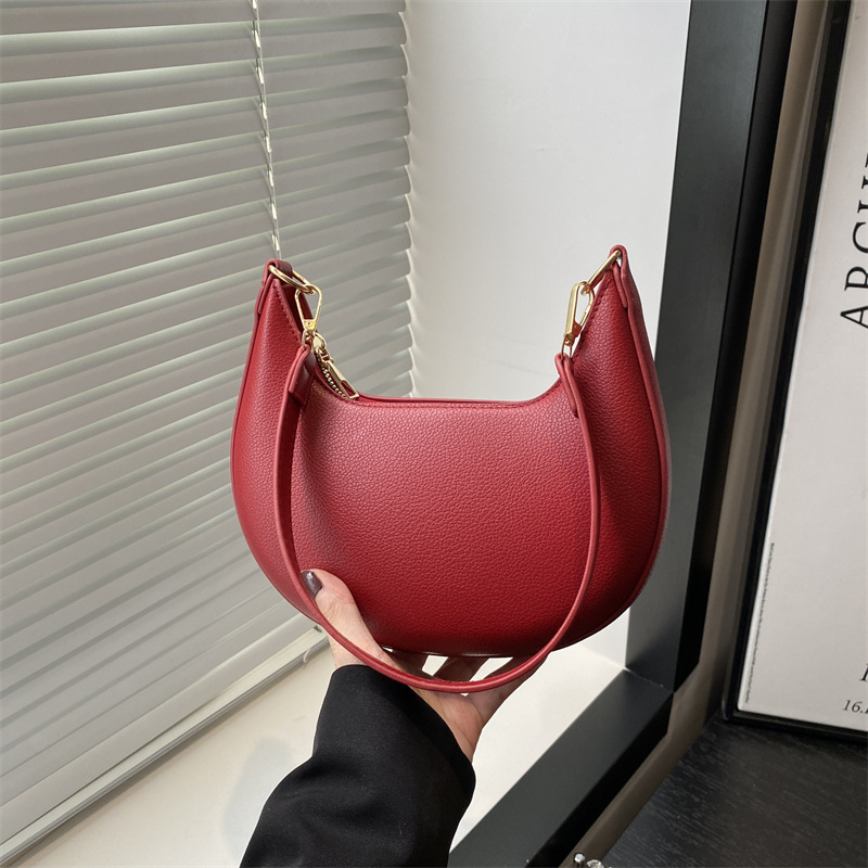 ins retro new style, fashionable and trendy, high-quality single-shoulder bag, comfortable hand-held crescent-shaped small bag, niche underarm bag full figure