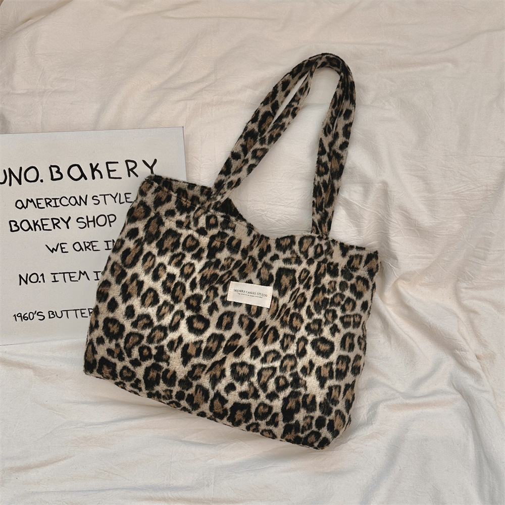 410161 Canvas bag for women, 2024 new style woolen leopard print large-capacity college student class bag, single-shoulder tote bag Application Scenario