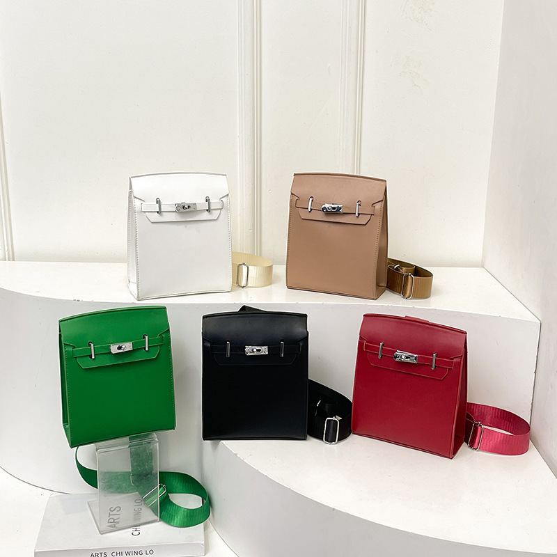 New trendy, fashionable, retro crossbody bag, textured small bag, women's 2025 spring niche single-shoulder bag, small square bag Application Scenario