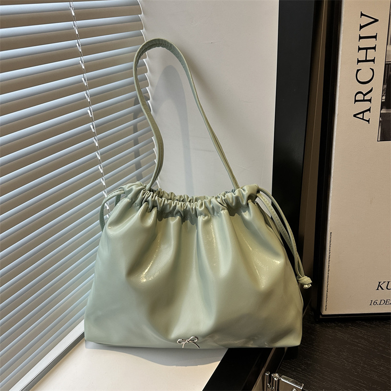 Korean large-capacity pleated underarm tote bag for women, Spring 2025 new drawstring single-shoulder bag, drawstring bucket bag full figure