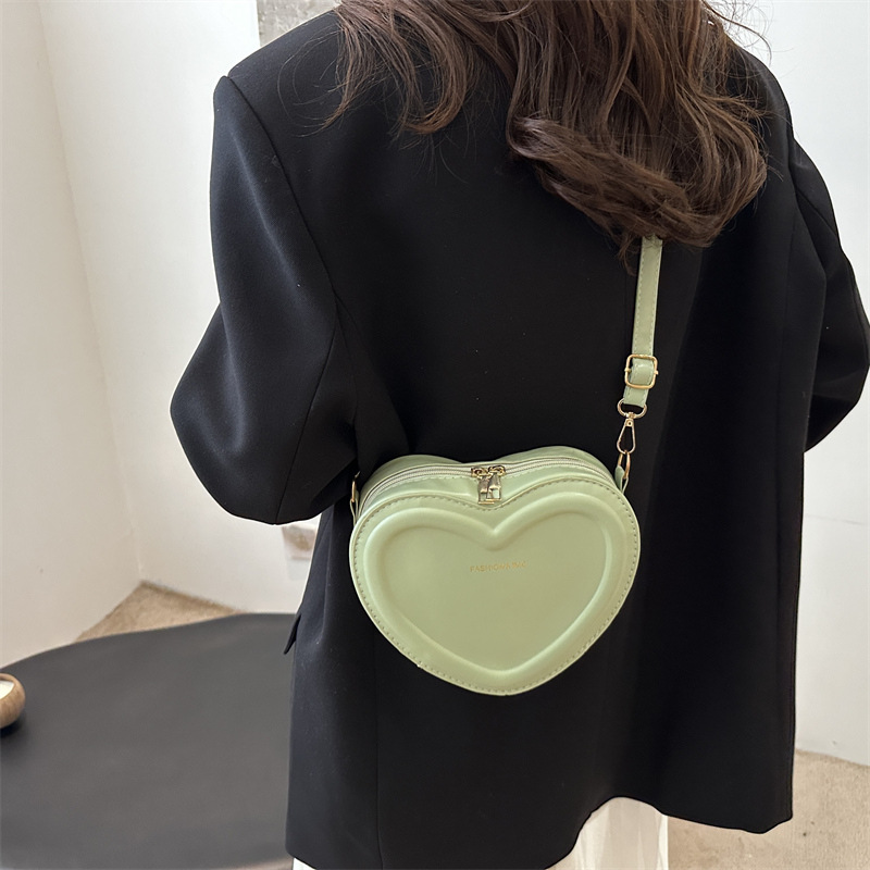 A simple and heart-shaped handbag for women in 2024, a fashionable and individual crossbody bag, a sweet and versatile single-shoulder bag that is popular in autumn details Picture