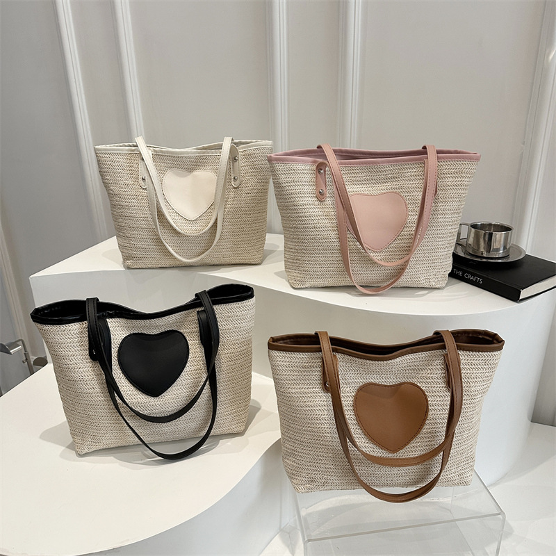 Korean straw woven bag, casual and fresh, single-shoulder heart-shaped spring new fresh bucket bag, hand-held women's bag Application Scenario