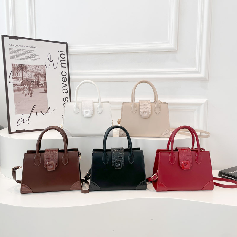 High-quality and fashionable handbag, Spring 2025 new style, niche design, versatile ins single-shoulder crossbody bag, small square bag Application Scenario