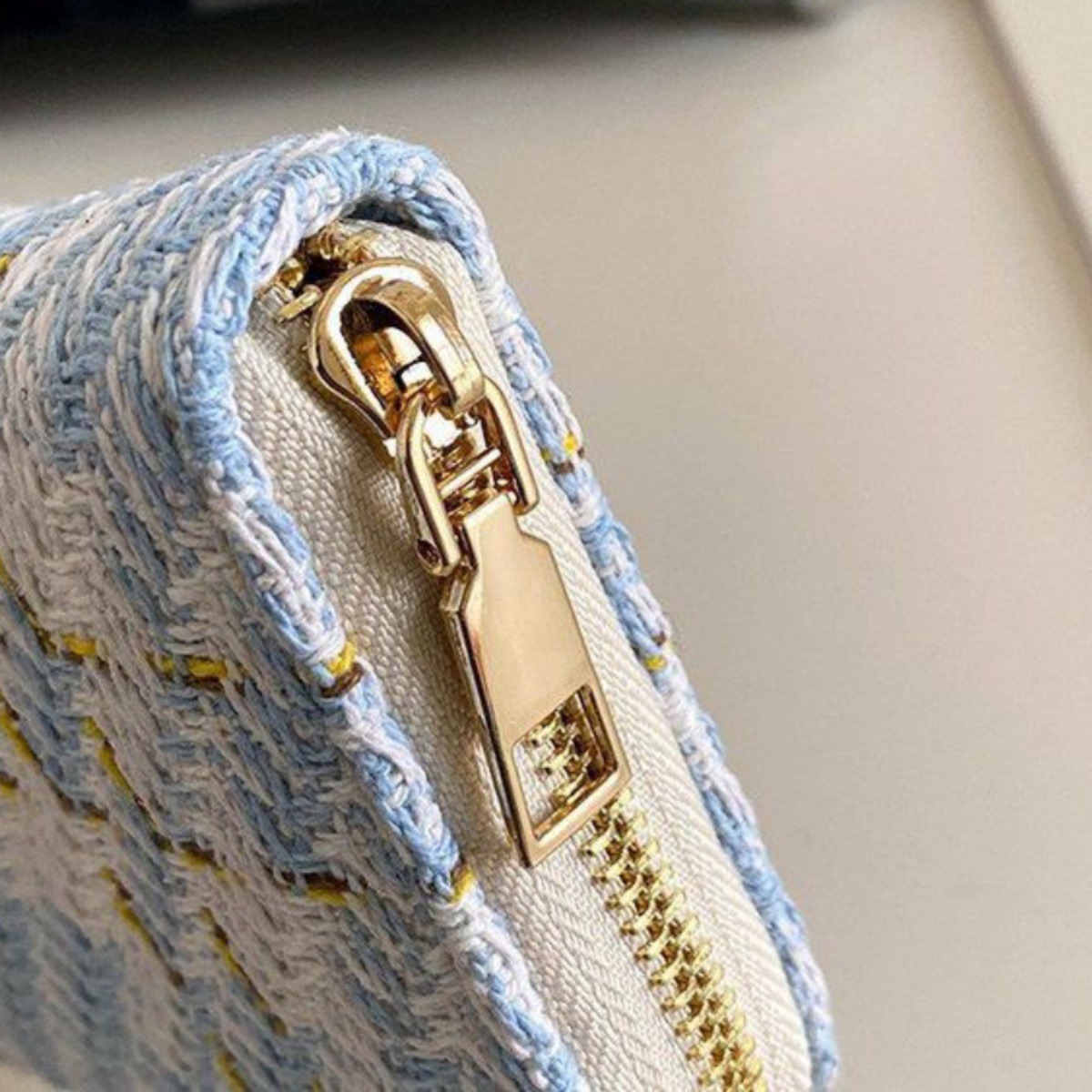 Xiaoxiangfeng Long Wallet for Women, 2024 New woven checkered mobile phone case, large capacity hand-held coin purse for women details Picture