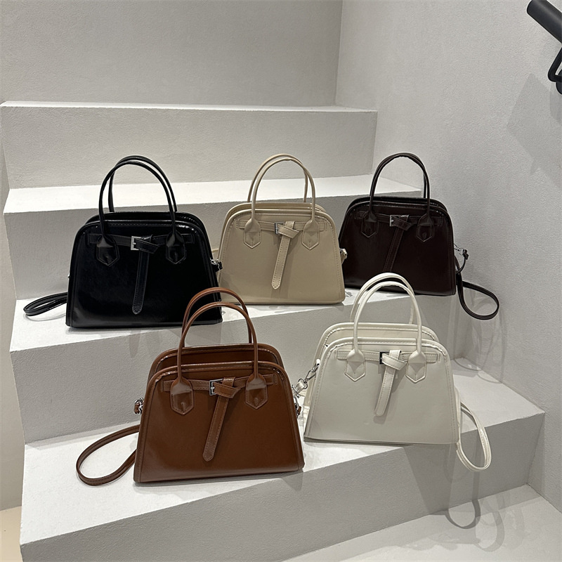 Spring 2025 New retro and fashionable single-shoulder bag for commuting to work, Korean-style high-end trendy crossbody bag Application Scenario
